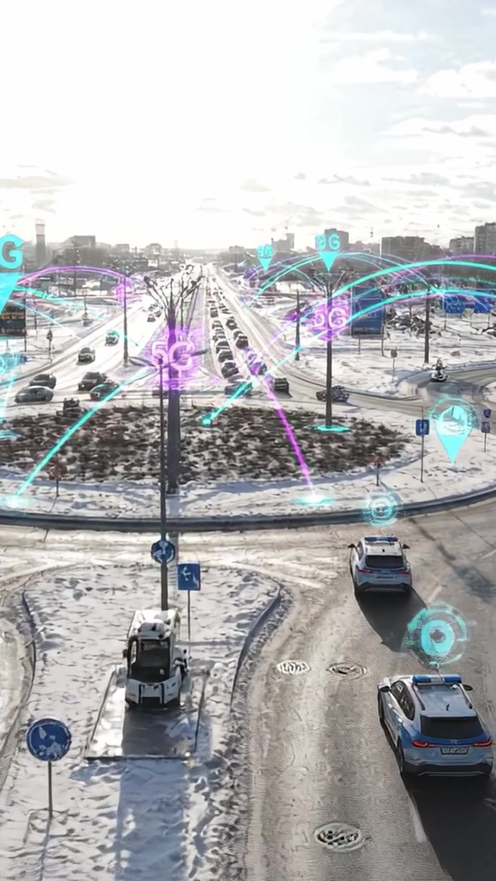 Vista Aerea di un Incrocio Nevoso Trafficato con Veicoli ed Elementi Tecnologici Futuristici che Illustrano la Connettività e le Dinamiche di Movimento