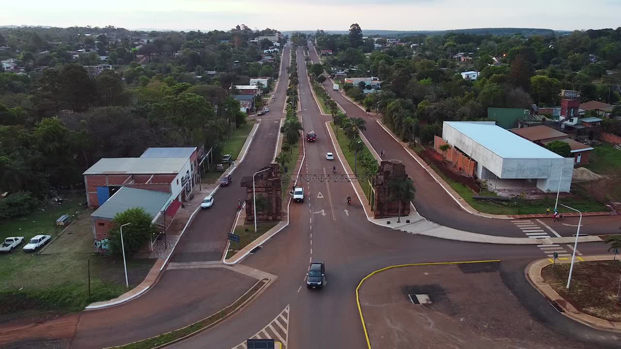 la entrada a la histórica ciudad de san ignacio vista desde arriba en una tarde tranquila