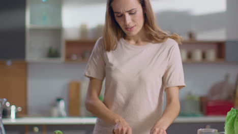 mujer preparando comida en la cocina