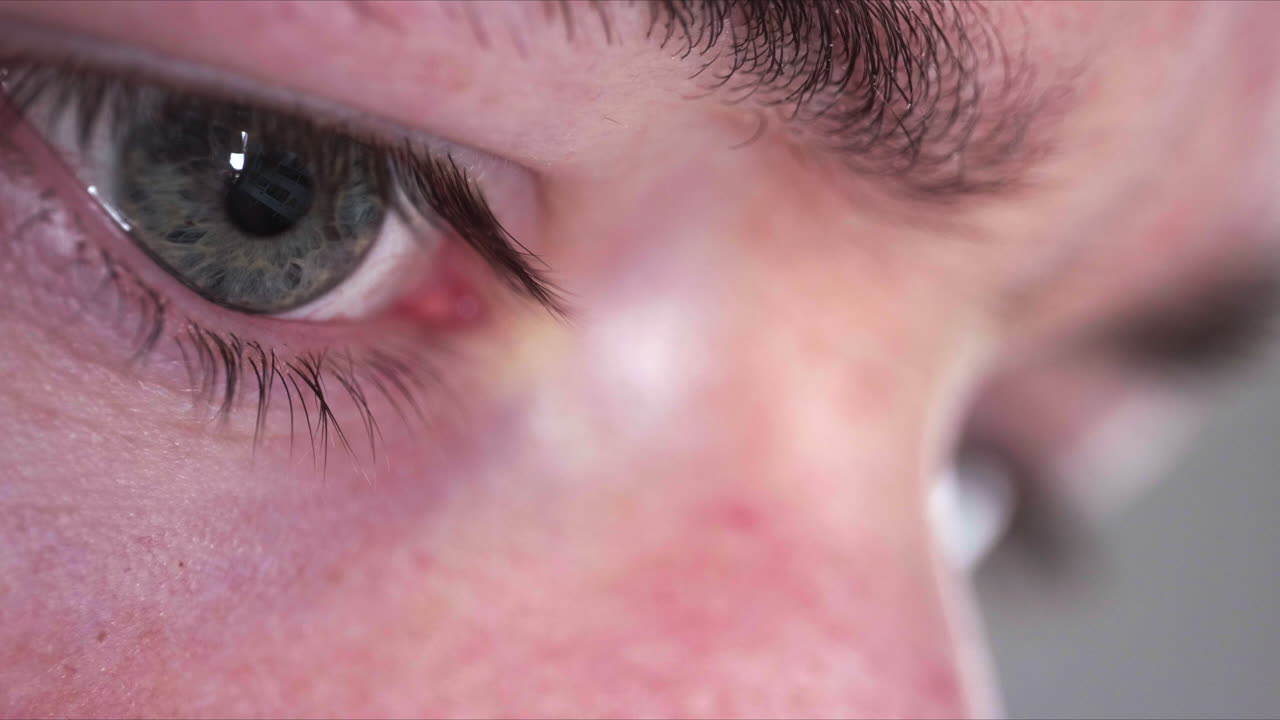 화면이 눈에 반사된 스마트폰을 탐색하는 인간의 눈의 매크로 샷