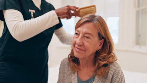 un cuidador peinando el cabello de una anciana