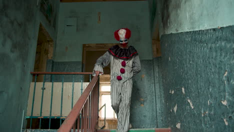 payaso aterrador en una casa abandonada