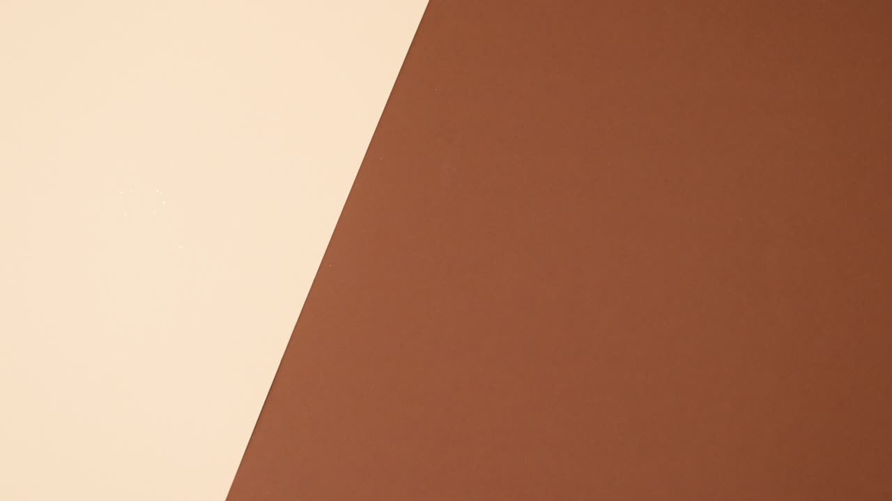 los huevos dorados aparecen en el nido en un fondo marrón desnudo con hojas de palma doradas.