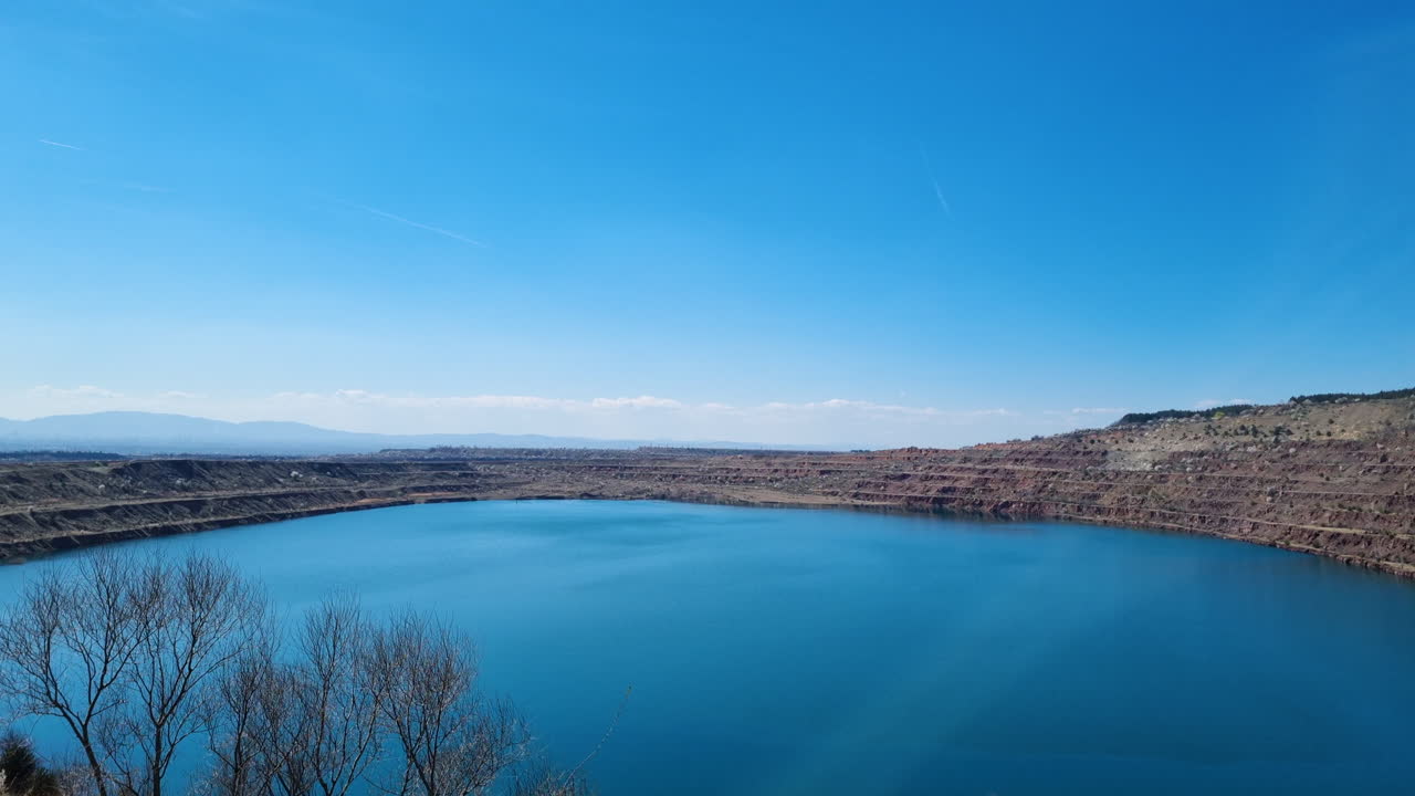 time-lapse de un enorme lago con agua azul en una mina de cobre abandonada en kremikovtzi bulgaria