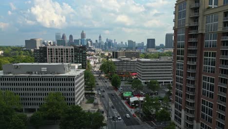 Tráfico-En-La-Intersección-En-El-Suburbio-Americano-Con-El-Horizonte-Del-Centro-De-La-Ciudad