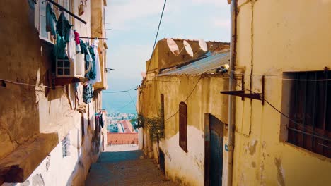 un pequeño callejón en el distrito de kasbah de argel que domina el mar mediterráneo en el fondo