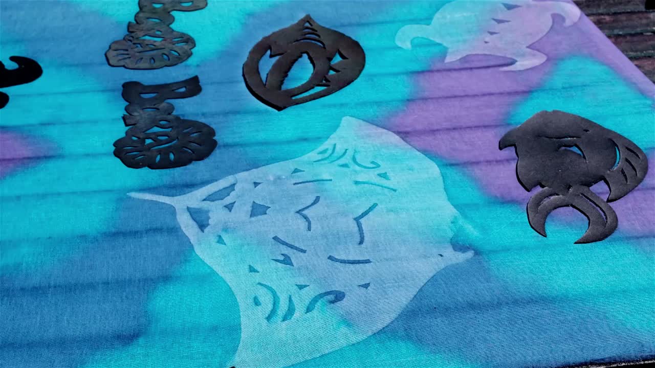 면  ⁇ 타이 염료 천 에 있는  ⁇ 빛 으로  ⁇ 색 된 패턴