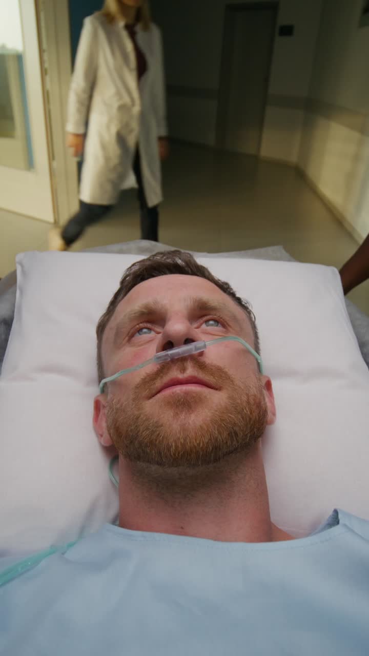 paciente hospitalizado que recibe tratamiento