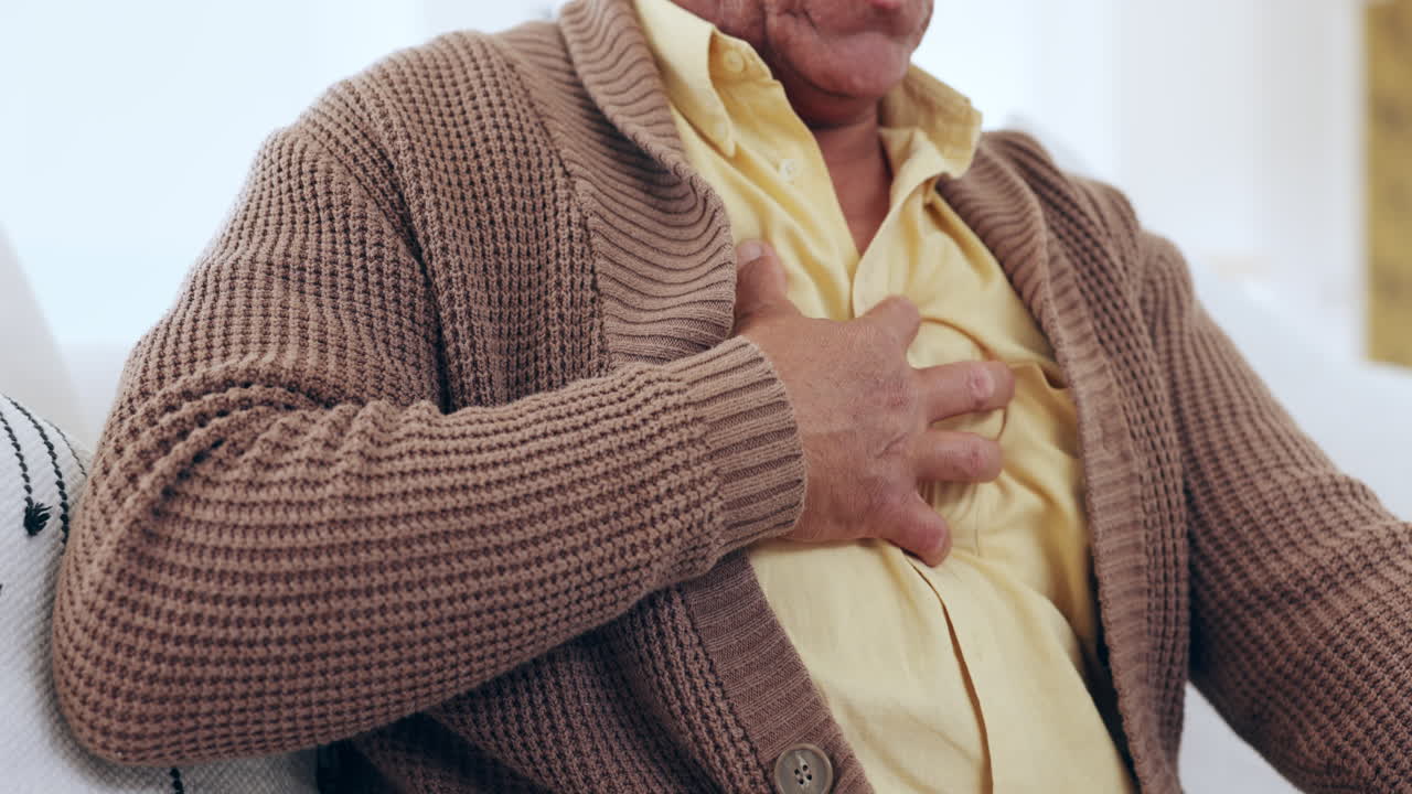 hombre mayor, dolor en el pecho con la mano