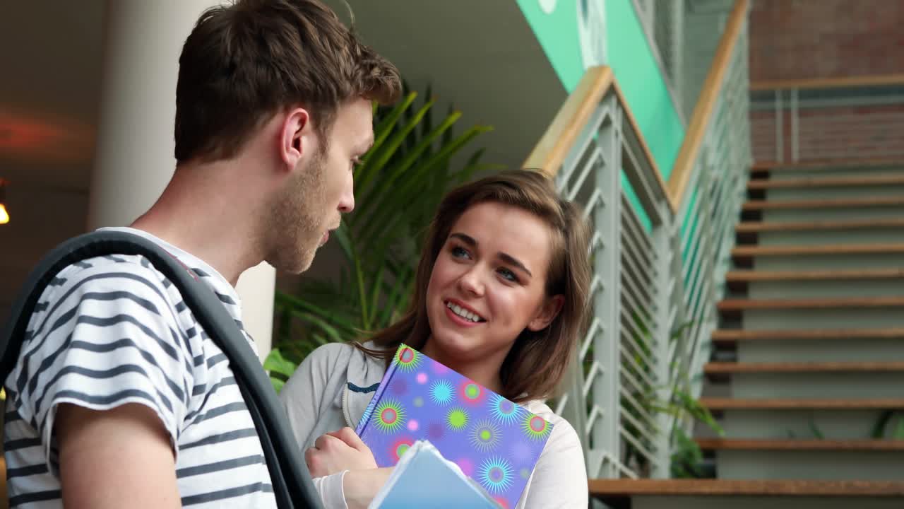 amigos sonrientes de pie e interactuando juntos