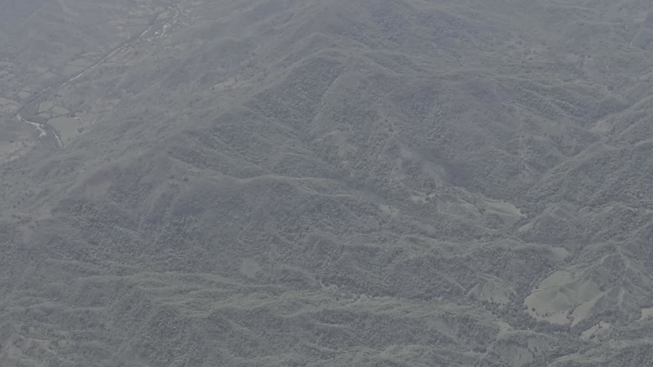 rion entre montañas muy verdes