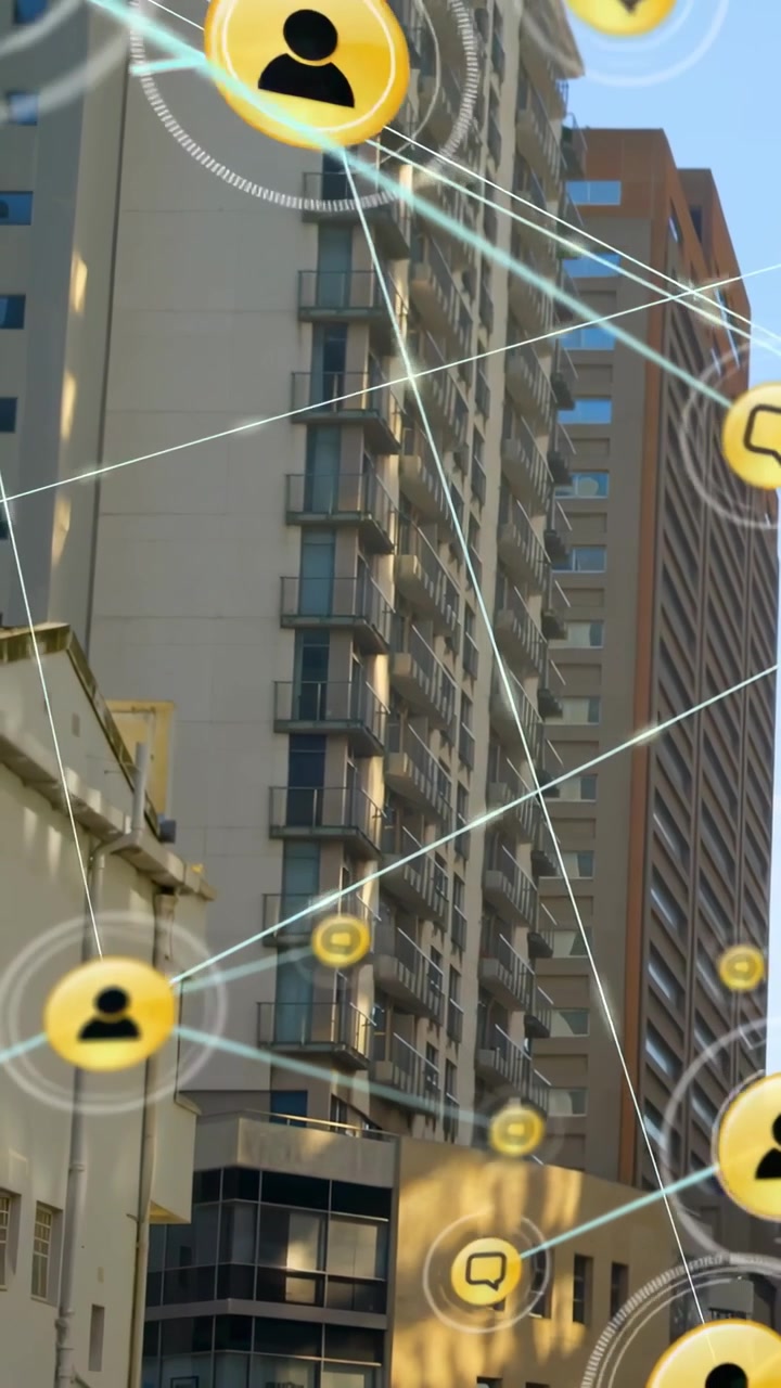 Vídeo vertical: Inclinação para cima ativando uma sobreposição de AR sobre uma torre, nós amarelos formando uma teia azul para tecnologia