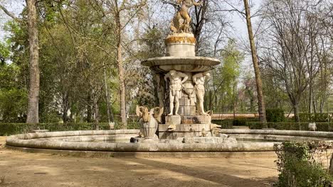 Wir-Sehen-Im-Jardin-De-El-Principe-Einen-Beeindruckenden-Brunnen-Mit-Menschlichen-Skulpturen,-Die-Eine-Hauptfigur,-Narzisse,-Auf-Einem-Runden-Sockel-Halten.-Von-Dort-Aus-Der-Narzissenbrunnen-Aus-Dem-18.-Jahrhundert