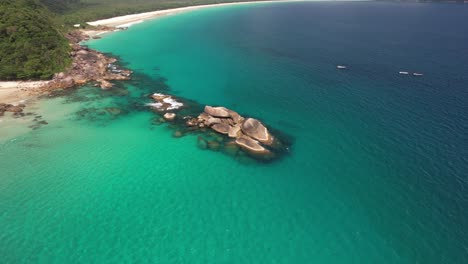 la playa tropical de la gran isla angra dos reis, río de janeiro, brasil