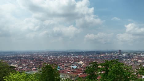 antena - plano panorámico de la ciudad de ibadan desde la cima de la colina de oke-are