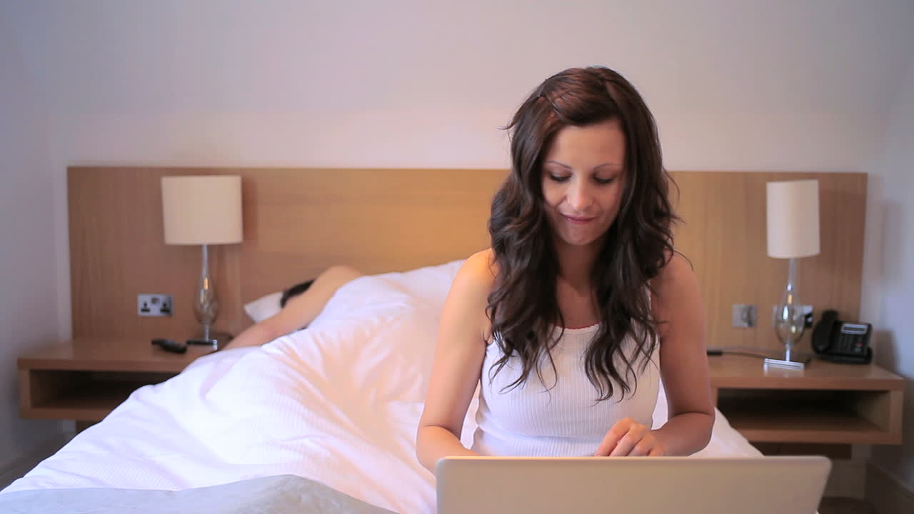 노트북으로 웃는 여자