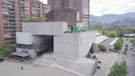 Langsames-Panorama-4K-Luftaufnahme-Des-Museums-Für-Moderne-Kunst-In-Der-Innenstadt-Von-Medellin