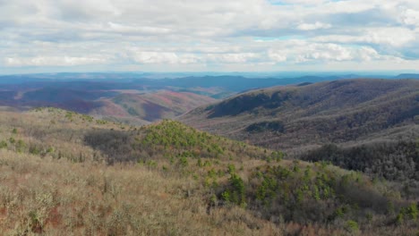 4k-Luftdrohnenvideo-Von-Klippen-Der-Verlorenen-Bucht-Auf-Dem-Blue-Ridge-Parkway-In-Der-Nähe-Von-Linville,-NC