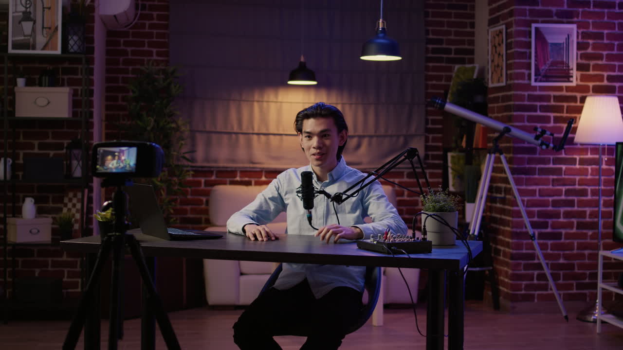 스튜디오에서 캐스트를 녹음하는 남자