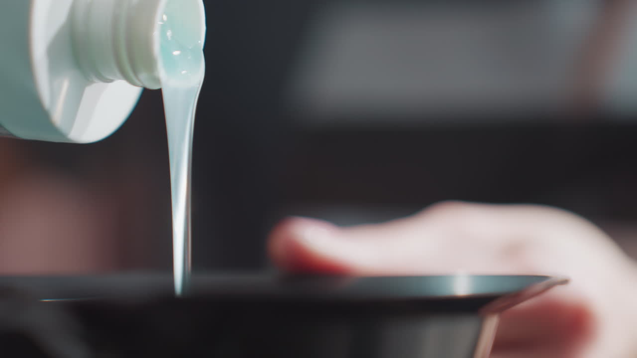 Переливание вязкого геля, наливание геля в миску, аккуратное нанесение геля в контейнер для смешивания маски, осторожное переливание вязкой жидкости в миску для приготовления средства по уходу за кожей