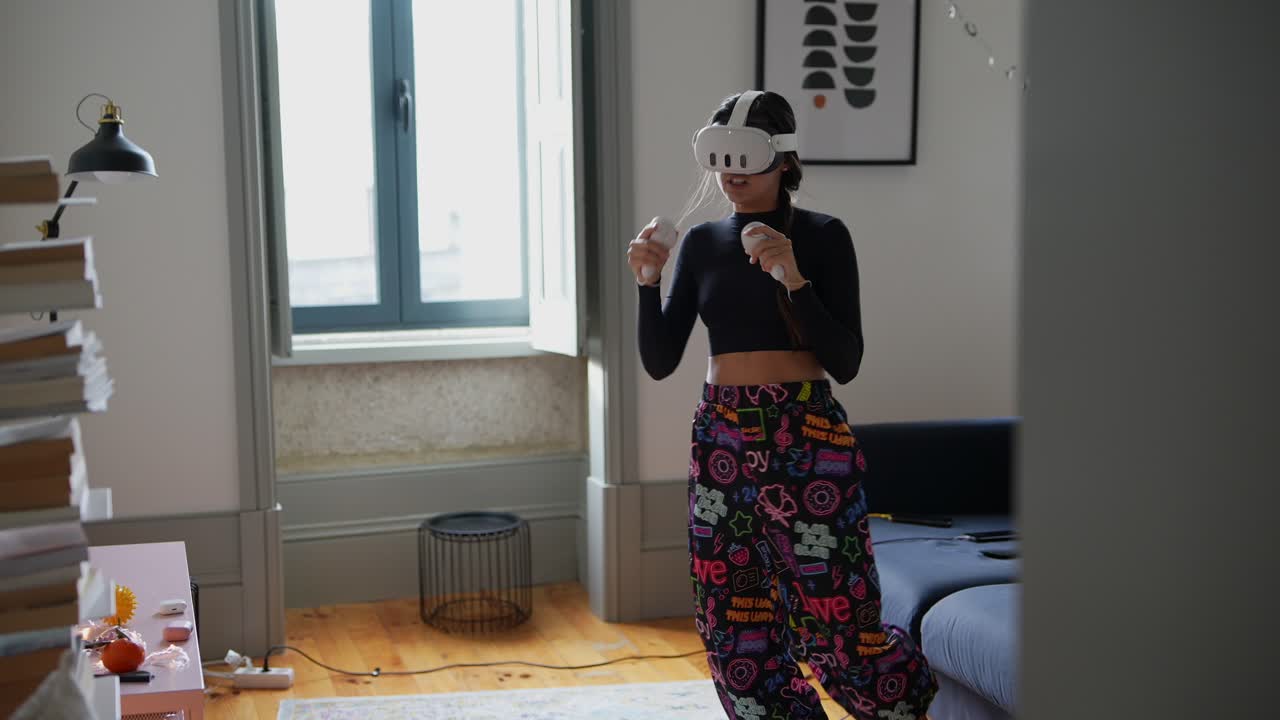 mujer jugando al juego vr en su sala de estar