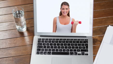 animación de una computadora portátil que muestra a una mujer caucásica haciendo ejercicio con pesas en la pantalla