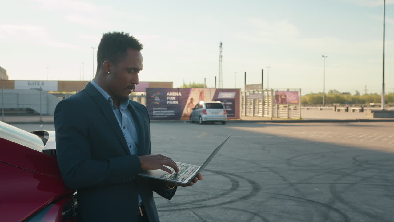 hombre de negocios trabajando en una computadora portátil afuera