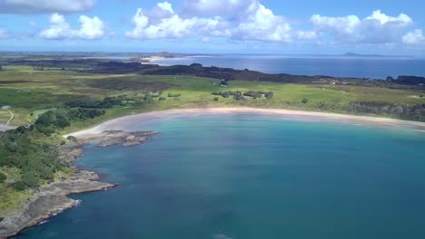 drone-revealing-shot-from-the-Maitai-Bay-exposing-the-Waikato-Bay-at-Karikari-Peninsula-in-New-Zealand