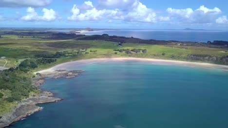 drone revelando una toma desde la bahía de maitai exponiendo la bahía de waikato en la península de karikari en nueva zelanda