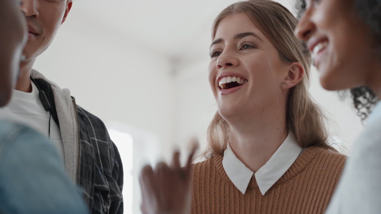 equipo de negocios multirracial usando computadoras tablet digitales discutiendo gráficos datos de investigación compartiendo ideas lluvia de ideas en el lugar de trabajo de la oficina