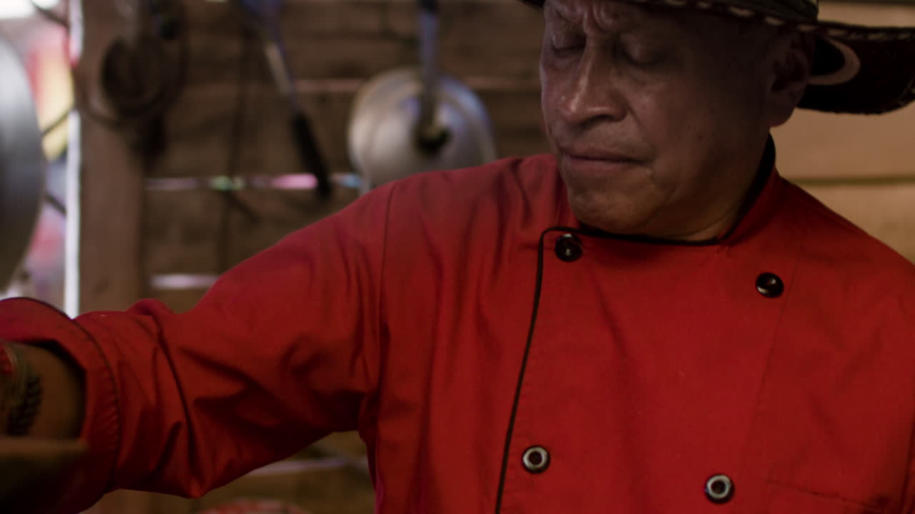 cocinero trabajando en la cocina