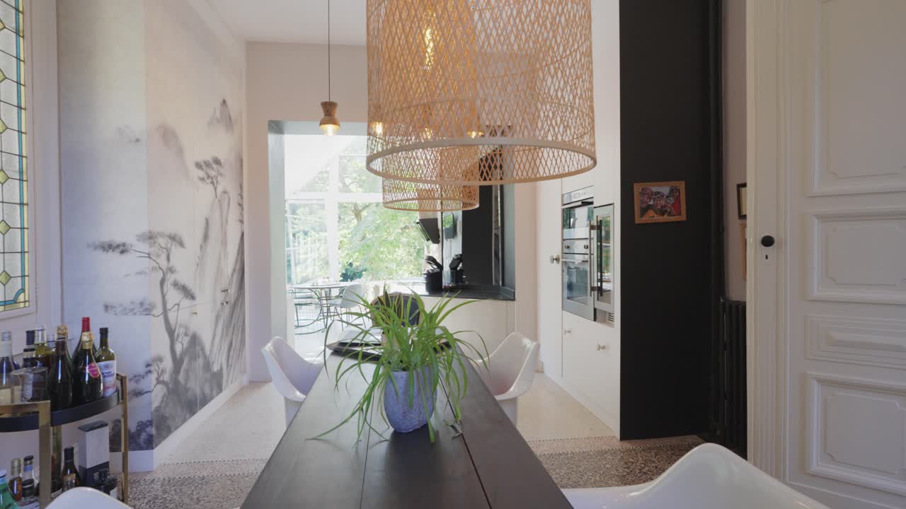 테이블, 램프, 장식과 함께 내부에서 잘 조명 된 방