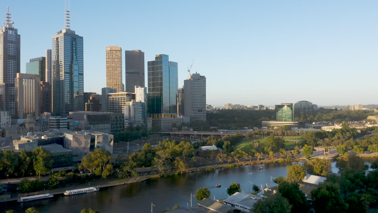 perspectiva aérea de la plaza federal y el río yarra de melbourne, australia, durante la luz de la tarde