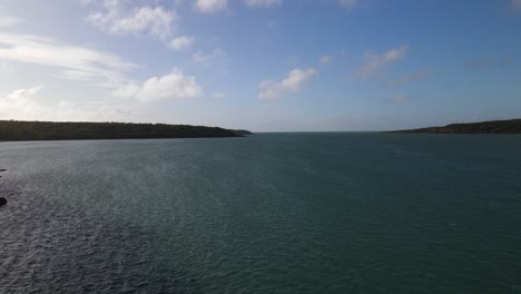 Vista-Aérea-Por-La-Mañana-Sobre-Una-Isla-Remota-En-La-Zona-Tropical-De-Australia