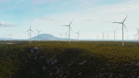 Schöne-Bunte-Drohnenaufnahme-Eines-Windkraftanlagenparks-In-Der-Abenddämmerung