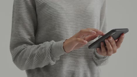 mujer usando un teléfono inteligente