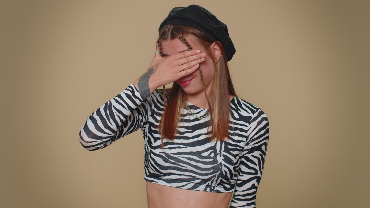 예쁜 젊은 여성은 눈을 감고 손을 보여 주며 멈추는 몸짓, 혼란스럽고 부끄러워보고 두려워하고, 끔찍합니다.