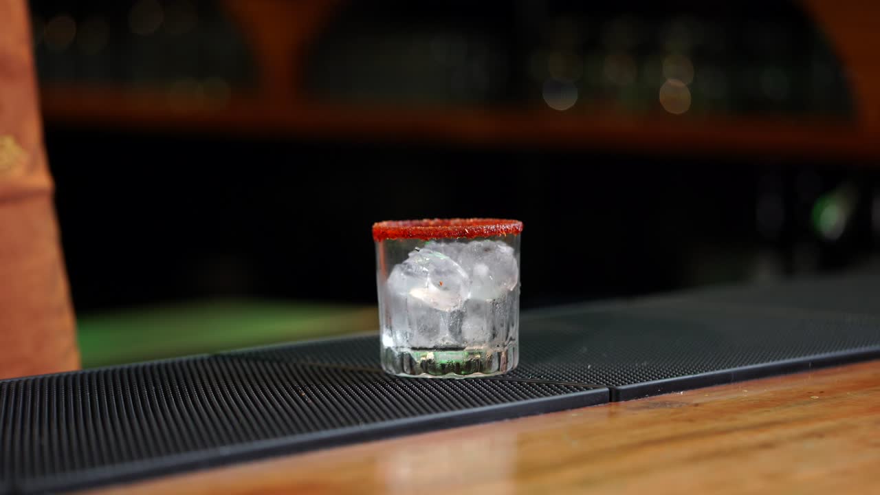 restaurante latino mexicano cantina bar mixología bayas rojas bebida de fresa refrescante gin tonic mezcal tequila mezcla de soda méxico