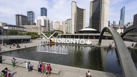 Hyperlapse-Von-Menschen-An-Einem-Beliebten-Touristenort-Am-Nathan-Philips-Square-In-Toronto