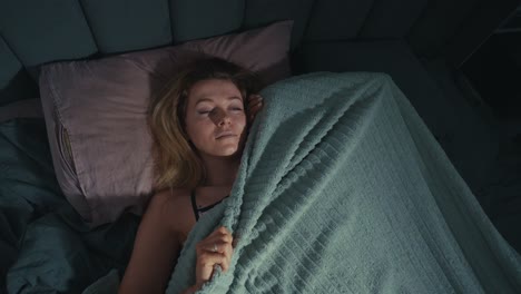 mujer durmiendo en la cama