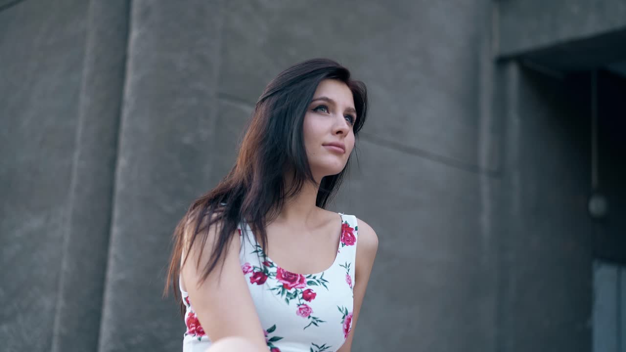 mujer joven en vestido con imágenes de flores