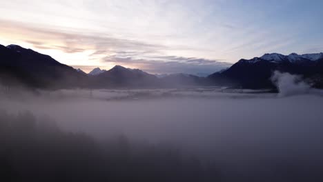 Drone-Vuela-A-Través-De-La-Niebla-Y-Revela-Un-Increíble-Amanecer-Sobre-El-Paisaje-Natural-De-Montaña