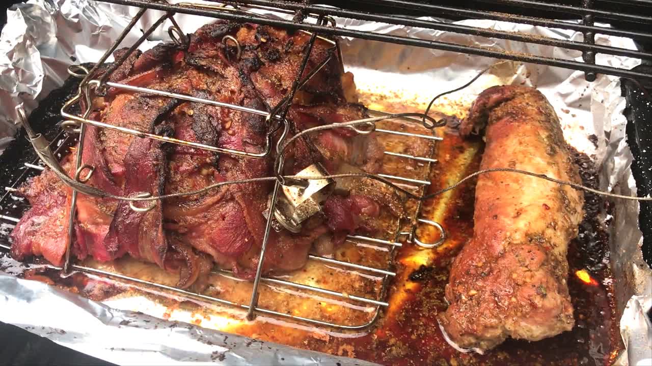 바베큐 베이컨 포장 돼지고기 로스트와 돼지고기 안심