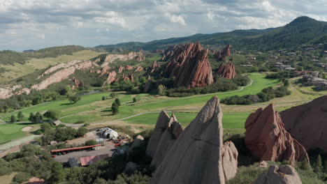 Campo-De-Golf-De-Punta-De-Flecha-En-Littleton-Colorado-Con-Césped-Verde,-Rocas-Rojas-Y-Cielos-Azules