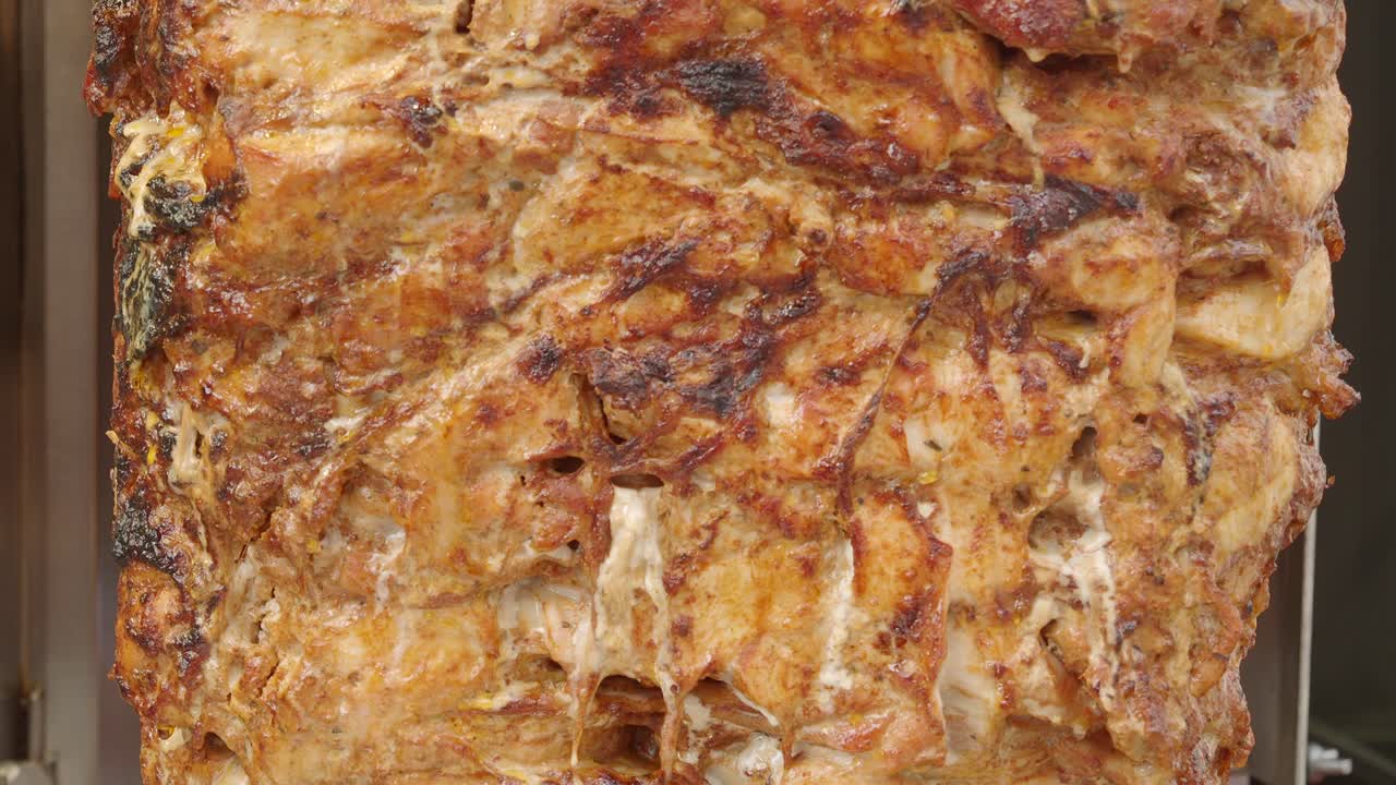 primer plano de una saliva giratoria de shawarma de pollo cocido