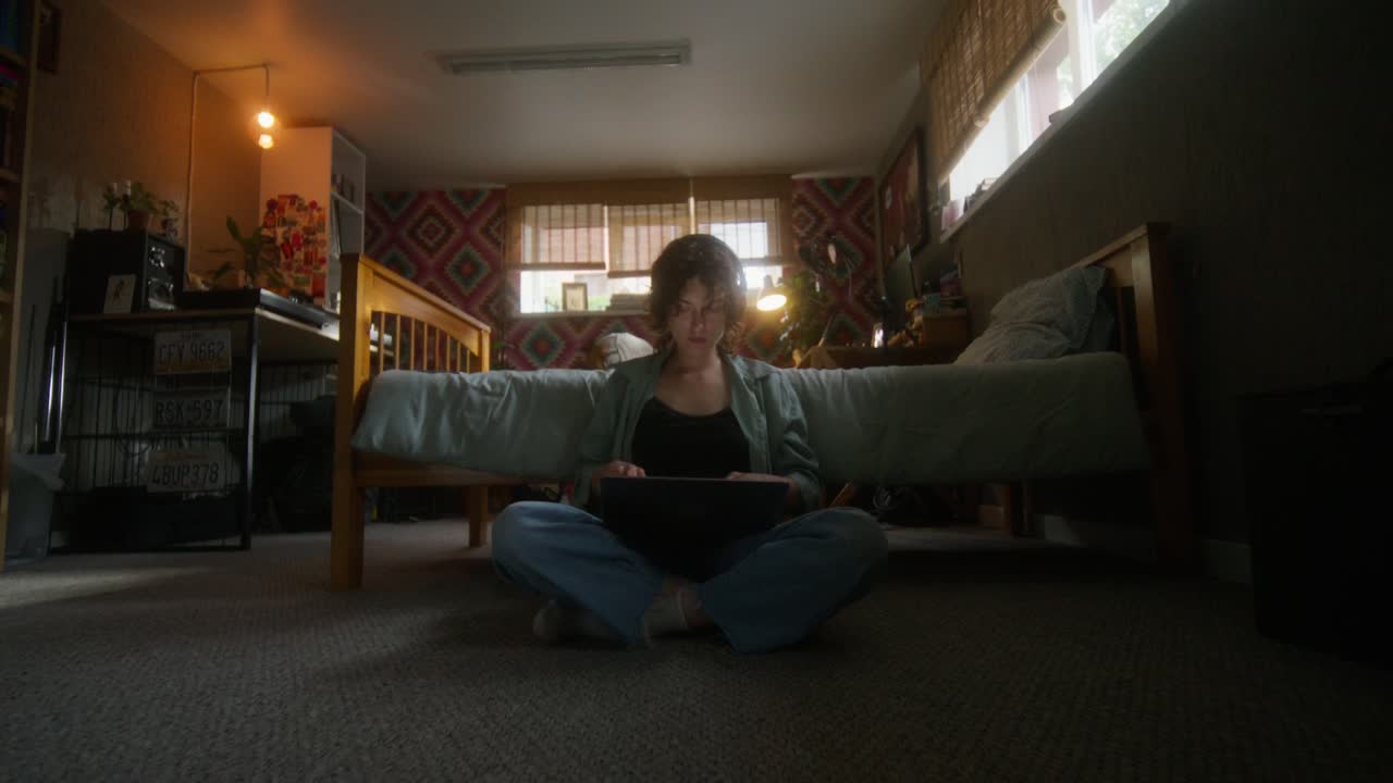 집에서 공부하는 여자