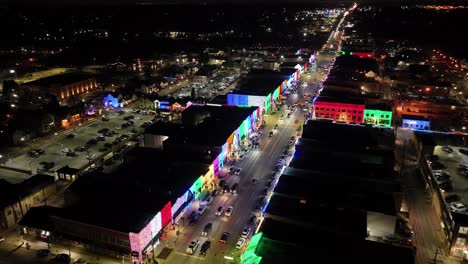 Rochester,-Horizonte-De-Michigan-En-La-Noche-Iluminado-Con-Luces-Navideñas-En-Edificios-Y-Videos-De-Drones-Dando-Vueltas