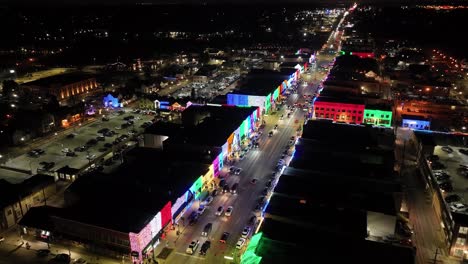 rochester, horizonte de michigan en la noche iluminado con luces navideñas en edificios y videos de drones dando vueltas