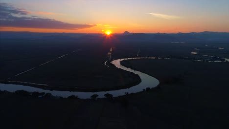 Dron-Asiático-Río-Puesta-De-Sol-Paisaje-Selva-Cinemático-Aéreo-Paso-Elevado-Dron