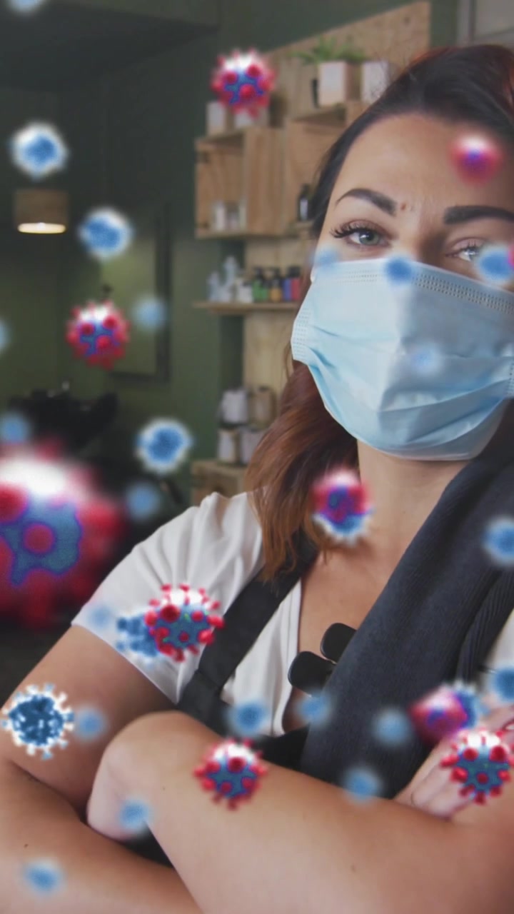 Animación de células de coronavirus sobre una peluquera caucásica usando mascarilla